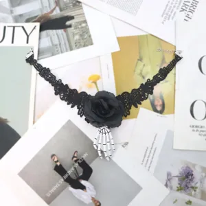 Gotische zwarte kant choker halsketting met donkere roos en skelet hand voor Halloween feest.