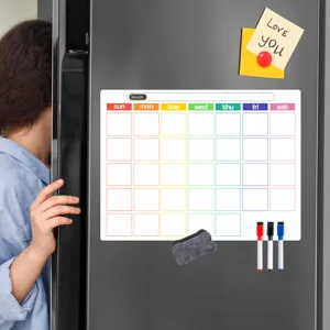 Magnetischer Monatskalender für den Kühlschrank mit buntem Wochenraster und Stiften.