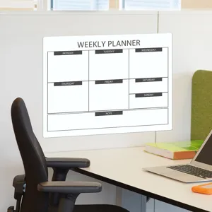 Büro Wochenplaner Detailansicht mit magnetischem Whiteboard Kalender am Schreibtisch.