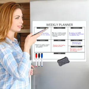 Magnetischer Wochenplaner Kühlschrank Kalender Detail mit Tagesnotizen und Whiteboard Stiften.