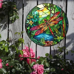 Vista detallada de decoración de pared redonda de metal estilo vidriera con libélula para jardín