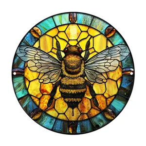 Primer plano detallado del adorno colgante redondo de abeja en vidrio colorido para decorar.