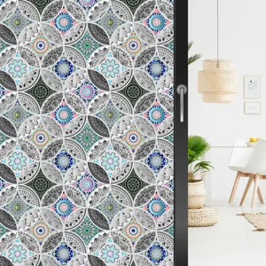 Decoratieve raamfolie met kleurrijk retro mandalapatroon voor stijlvolle glasprivacy.