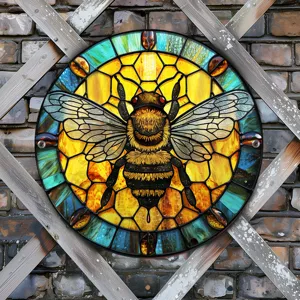 Vista detallada de la decoración de pared de vidriera de abeja colorida, ideal para jardín.