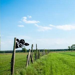 Garden metal cow fence decor, peeping cow silhouette outdoor stake for yard and lawn decoration.