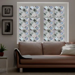 Gedetailleerd overzicht van kleurrijke retro mandala statische raamfolie voor privacy.