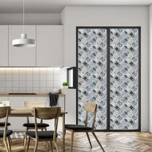Gedetailleerd overzicht van gekleurde retro mandala raamfolie op een glazen deur in interieur.