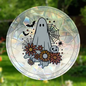 Olografiko autokollito parathyrou me fantasma kai anthika gia ti diakosmisi tou Halloween.