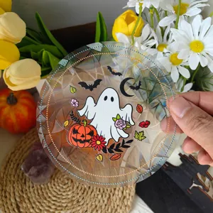 Λεπτομερής κοντινή λήψη αυτοκόλλητου Halloween με σχέδιο φάντασμα και ωραία κολοκύθα.