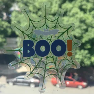 Λεπτομέρεια αυτοκόλλητου παραθύρου Halloween, πρίσμα νυχτερίδα και ιστός αράχνης.