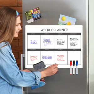 Magnetischer Wochenplaner für den Kühlschrank mit Stiften und Radiergummi für Notizen.