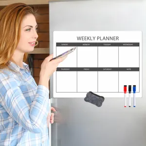 Magnetischer Wochenplaner für den Kühlschrank mit Stiften. Detailansicht der Tagesordnung.