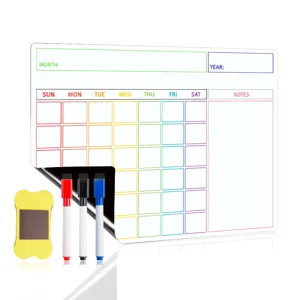 Magnetischer Monatsplaner Whiteboard Detail mit Raster Layout Stiften und Radiergummi.