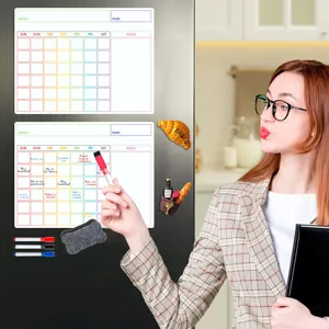 Detaillierte Nahaufnahme des magnetischen Monatskalenders am Kühlschrank mit praktischen Stiften.