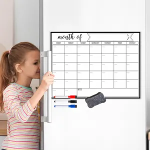 Magnetischer Kühlschrank-Kalenderplaner mit Wochenübersicht und Markern für Notizen.