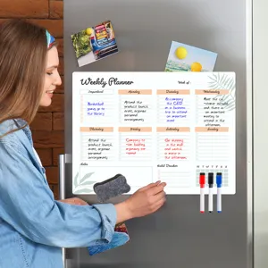 Magnetischer Wochenplaner für den Kühlschrank mit Stiften und Radiergummi für die Planung.