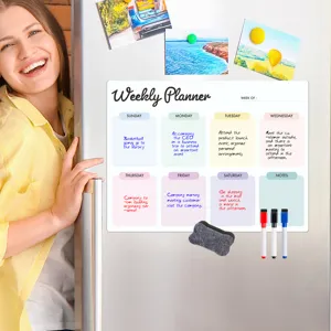 Magnetischer Wochenplaner für den Kühlschrank mit Trockenlöschmarkern und Notiztafel.