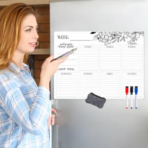 Detailansicht des magnetischen Kühlschrank Wochenplaner Whiteboards mit Stiften für die Küche.