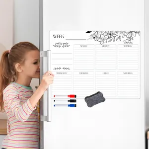 Nahaufnahme des magnetischen Wochenplaner Whiteboards am Kühlschrank mit Stiften.
