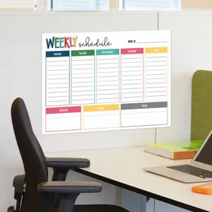 Detailaufnahme der magnetischen Wochenplaner Tafel mit bunten Tagesrastern und Notizbereich.