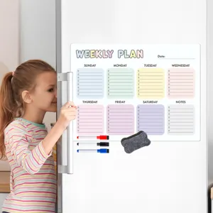 Magnetischer Wochenplaner Whiteboard für Kühlschrank mit bunten Fächern und Stiften für Notizen.