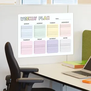 Nahaufnahme eines bunten Wochenplaner-Whiteboards, das an einer Wand montiert ist.