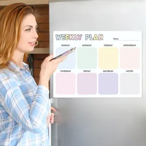 Detaillierte Ansicht des magnetischen Wochenplaners auf dem Kühlschrank mit Datum.