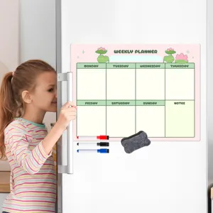 Magnetischer Wochenplaner für den Kühlschrank mit Trockenabwischmarkern und Kalendergitter.