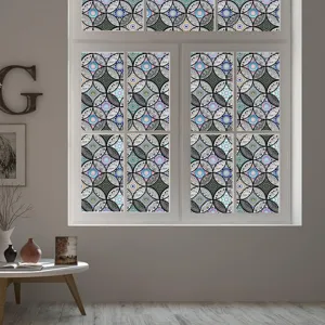 Gedetailleerd uitzicht op een vintage mandala statische raamfolie op het witte kozijn.