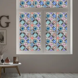 Gedetailleerd uitzicht op statische raamfolie met mandala, verwijderbare melkglassticker.