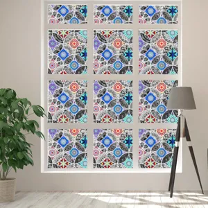 Gedetailleerd overzicht van kleurrijke vintage mandala raamfolie op glas voor interieur.