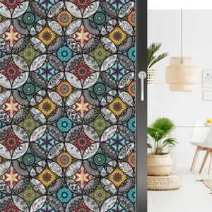 Decoratieve raamfolie met kleurrijk vintage mandala patroon voor glazen deuren en ramen thuis.