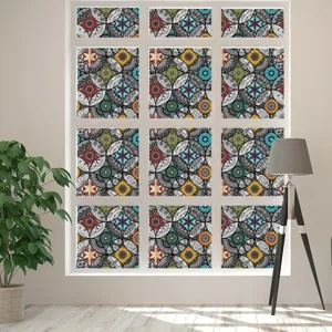 Statische matglas raamfolie met kleurrijk vintage mandala bloemmotief voor thuisdecoratie en privacy.