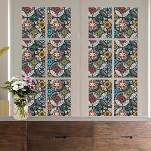Gedetailleerd overzicht van vintage mandala raamfolie, kleurrijke elektrostatische sticker.