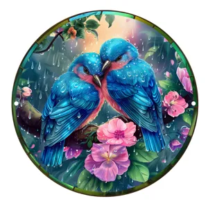 Placa decorativa redonda de metal con aves azules y flores rosas para jardín exterior.