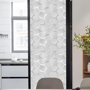Gedetailleerd uitzicht op retro mat glasfolie, PVC raamsticker met geometrisch patroon.