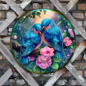 Arte de pared de metal redondo con pájaros azules bajo la lluvia, ideal para jardín.
