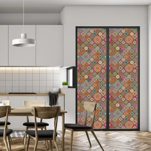 Gedetailleerd overzicht van de kleurrijke vintage mandala raamfolie op glazen deur mooi.