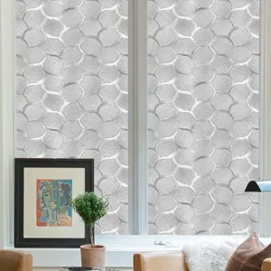 Detailopname van de zilveren Marokkaanse vissenschubben raamfolie met matte privacy texture.