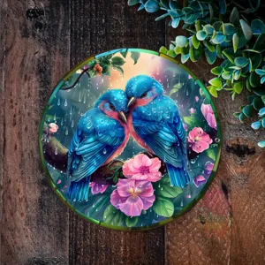 Placa decorativa redonda de metal con bonitos pájaros azules bajo la lluvia y flores rosas.