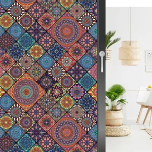 Kleurrijke vintage mandala patroon raamfolie detail, met levendig geometrisch glassticker ontwerp.