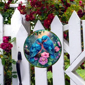 Placa colgante redonda de metal con pájaros azules y flores rosas para la decoración del jardín.