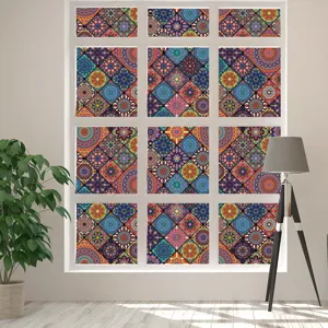 Scènedetail met kleurrijke mandalaraamfolie aangebracht op glas voor huisdecor.
