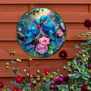 Placa de pared redonda de metal con pájaros azules y flores para decoración de jardín exterior.