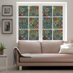 Kleurrijke mandala raamfolie mat glassticker scène toont decoratieve toepassing.