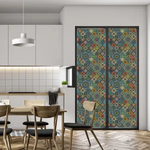 Decoratieve raamfolie met kleurrijk vintage mandala patroon voor glazen deuren en ramen.