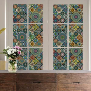 Mooi Mandala raamfolie detail toont een prachtig vintage tegelpatroon op glazen deur.