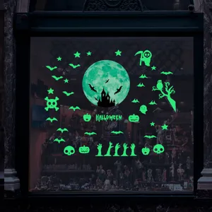 Adesivi luminosi di Halloween dettaglio che mostra la luna e i pipistrelli fluorescenti.