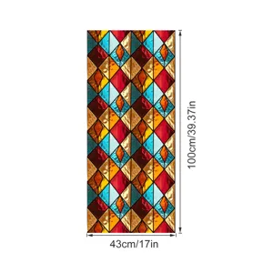 Statische raamfolie met retro geometrisch ruitpatroon in glas-in-lood-stijl voor decoratie.