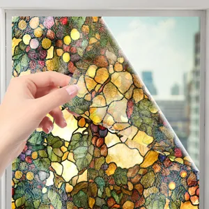 Vue détaillée d'un film pour fenêtre en vitrail style Tiffany décollé du verre.